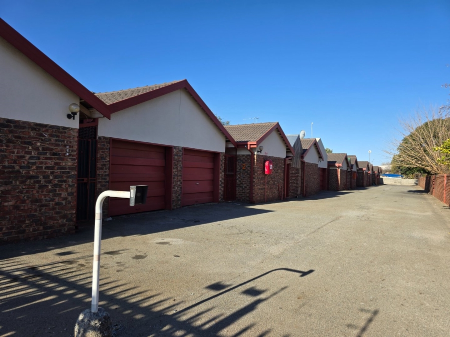 2 Bedroom Property for Sale in Kannoniers Park North West